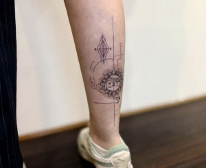 Fineline Tattoo mit Sonne und geometrischen Linien an der Wade