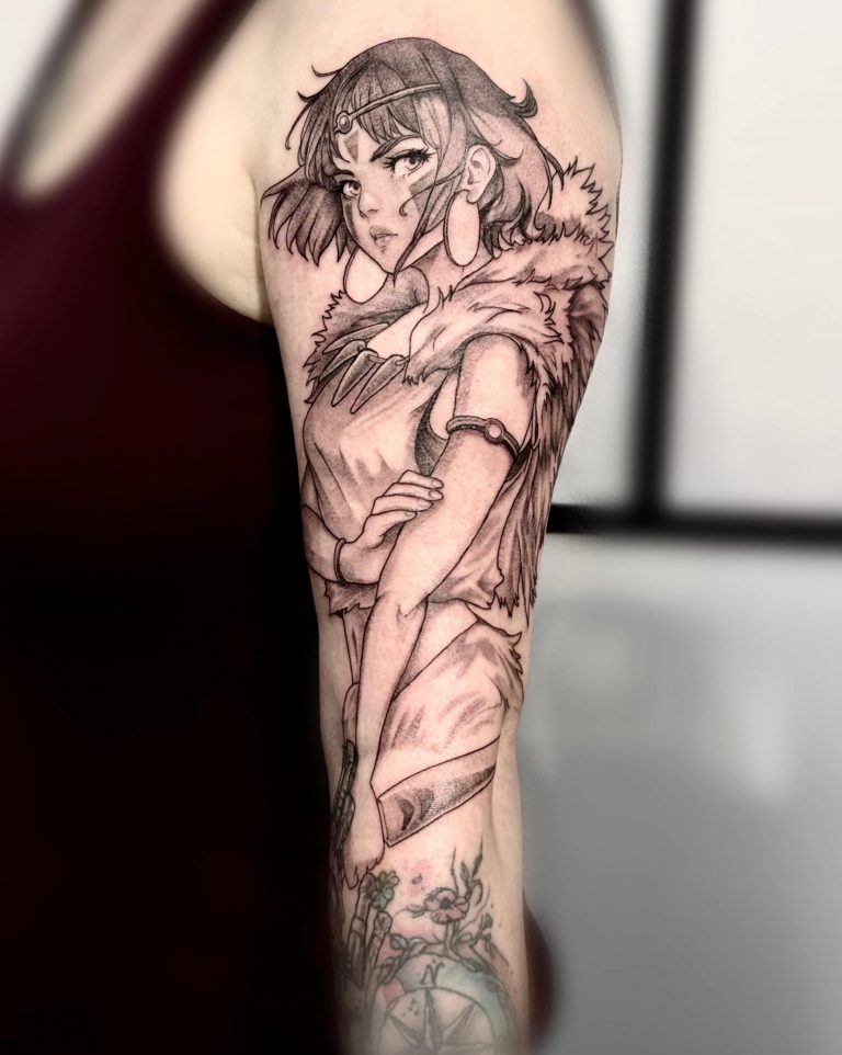 Anime Tattoo einer Kriegerin im Black-&-Grey-Stil am Oberarm, gestochen bei Light House Ink in Dortmund